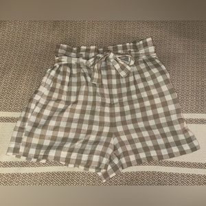 Paper bag shorts tan and white checkered pattern with cute front tie size Large